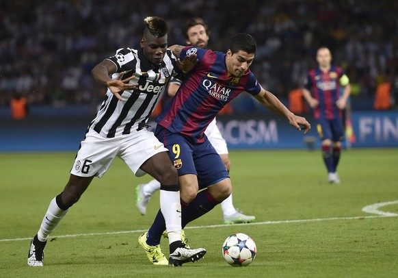 Juventus&#039; Paul Pogba, left, and Barcelona&#039;s Luis Suarez challenge for the ball during the Champions League final soccer match between Juventus Turin and FC Barcelona at the Olympic stadium i ...