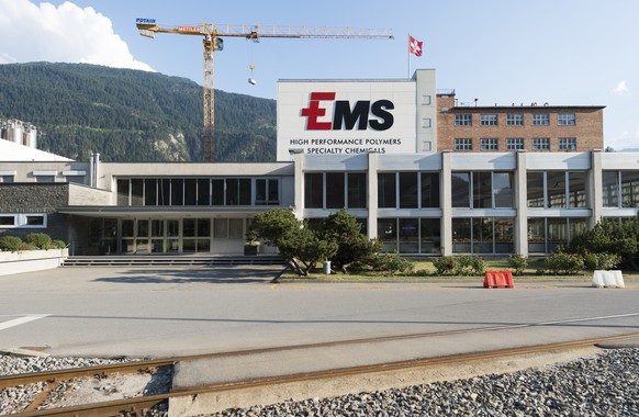 ARCHIVBILD ZU DEN HALBJAHRESZAHLEN VON EMS --- Blick auf den Hauptsitz der Ems-Chemie AG, aufgenommen am Freitag, 7. August 2015, in Domat-Ems. (KEYSTONE/Gian Ehrenzeller)