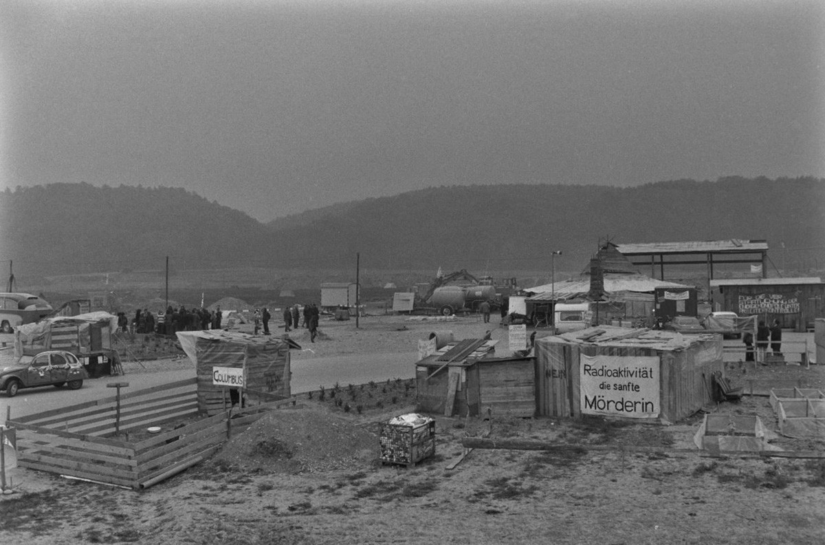 L’occupation du chantier de la centrale nucléaire de Kaiseraugst (AG) débuta le 1er avril 1975 au petit matin.
https://sammlung.nationalmuseum.ch/de/list/collection?detailID=100655699