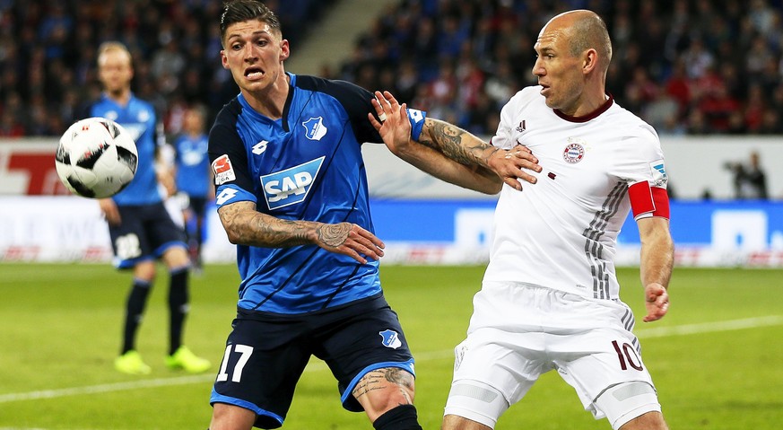 epa05888351 Hoffenheim&#039;s Steven Zuber (L) in action against Bayern Munich&#039;s Arjen Robben (R) during the German Bundesliga soccer match between TSG 1899 Hoffenheim and FC Bayern Munich in Sin ...