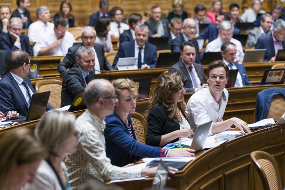 Bastien Girod, GP-ZH, unten rechts, verfolgt aufmersam die Gesamtabstimmung zur Debatte um Steuererleicherungen fuer gewisse Treibstoffe an der Herbstsession der Eidgenoessischen Raete, am Montag, 9.  ...