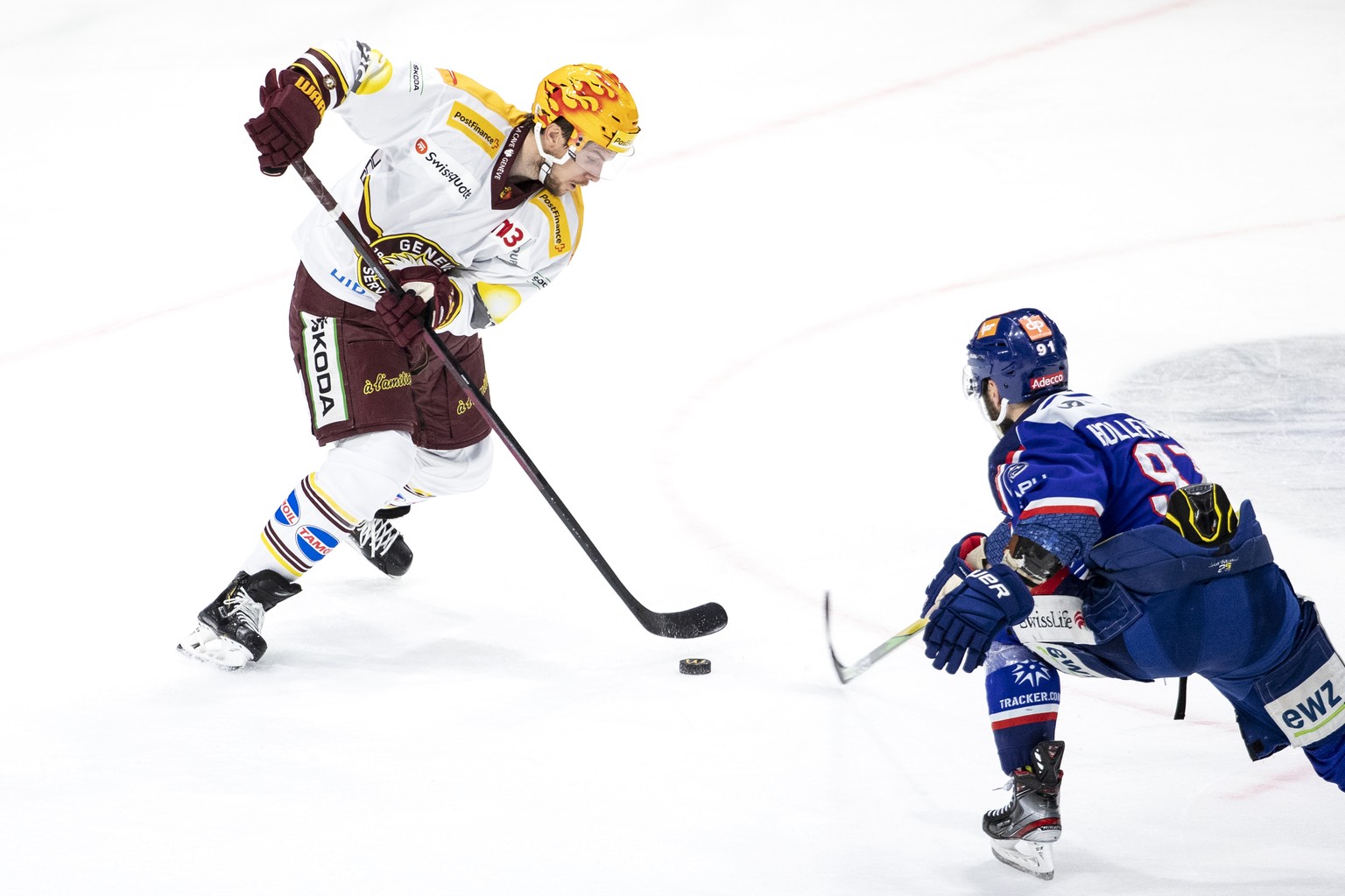 Servettes PostFinance Top Scorer Henrik Toemmernes, links, im Spiel gegen Zuerichs Denis Hollenstein, rechts, im dritten Eishockey Playoff-Halbfinalspiel der National League zwischen den ZSC Lions und ...