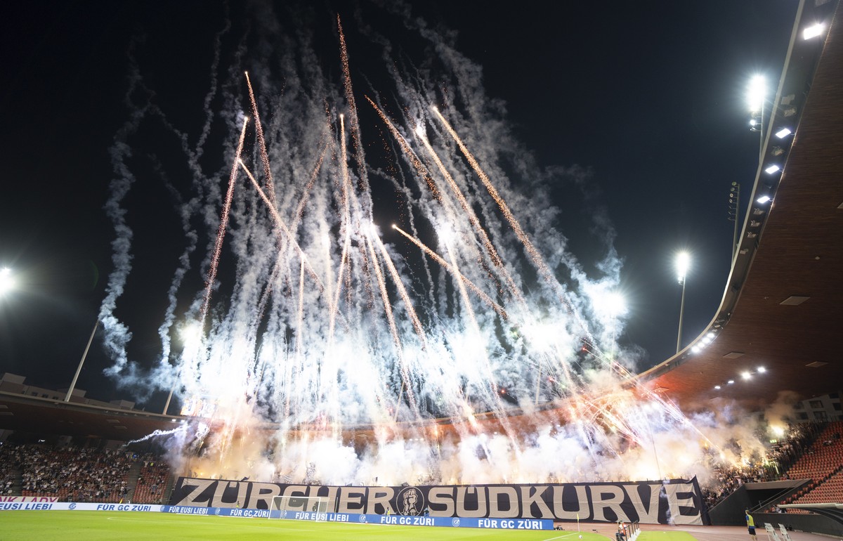 FCZ-Fans in der Suedkurve zuenden vor dem Spiel Raketen aus der Tribuene im Fussball Meisterschaftsspiel der Swiss Super League zwischen Grasshopper Club Zuerich, GC, und dem FC Zuerich (FCZ) vom Sams ...