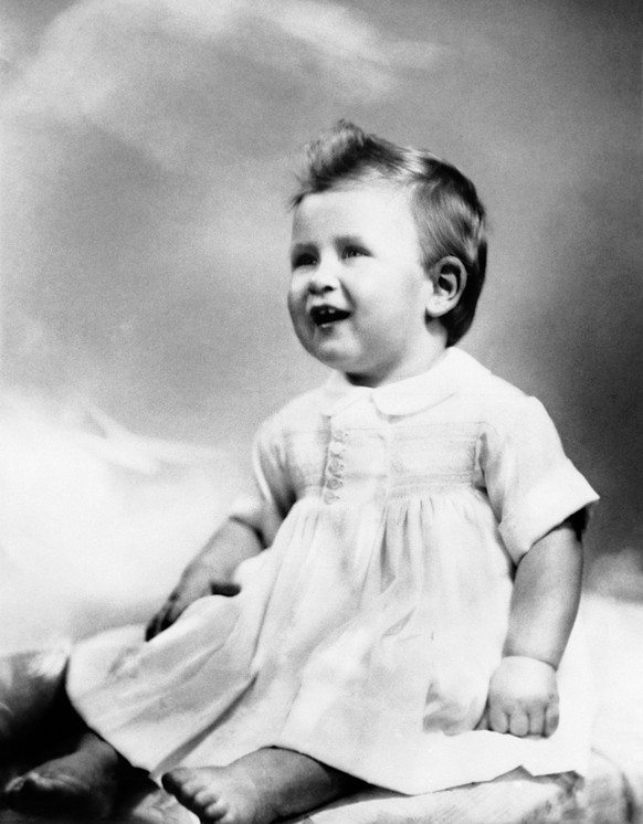 Aufgenommen wurde das Bild am 12. November 1949, zwei Tage vor seinem ersten Geburtstag. Im August 1950 sollte sich dann der Wunsch – dem Kleid nach zu schliessen – nach einer Tochter für Königin ...