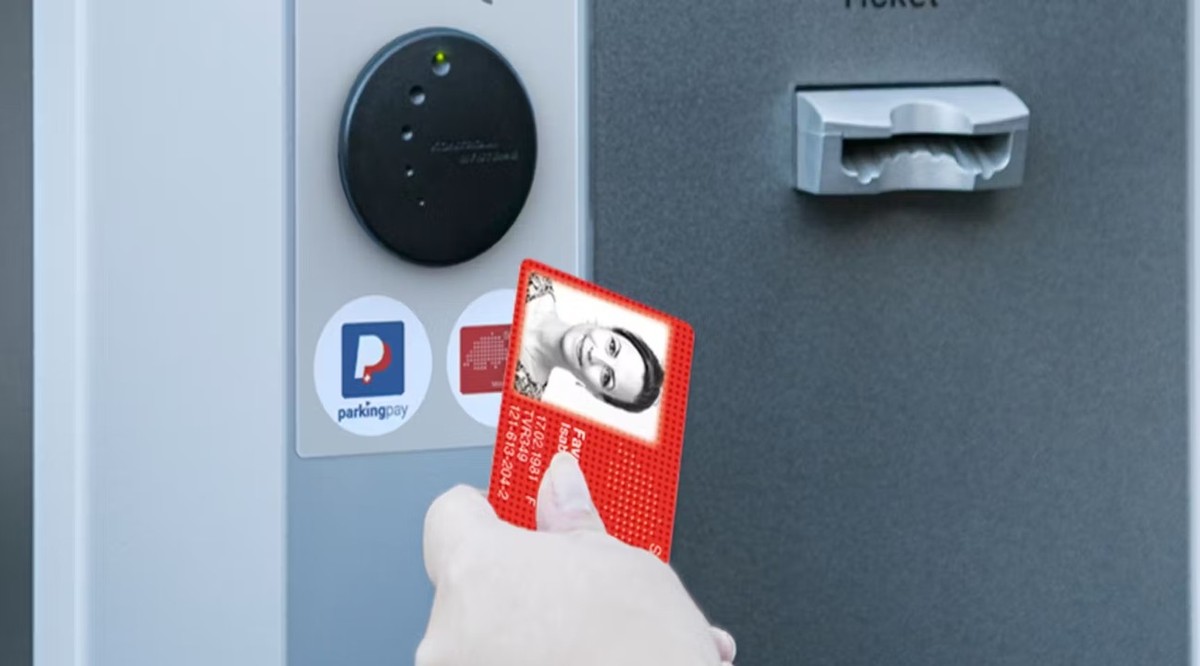 Bisher musste man nur seinen SwissPass vorzeigen, um in ein Parkhaus ein- und auszufahren. Die SBB beendet dies am 31. Dezember 2024.