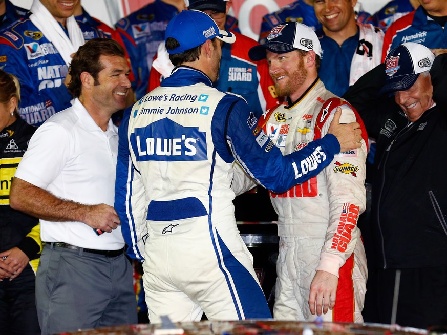 Der falsche Champion Jimmie Johnson (links) gratuliert dem echten Sieger&nbsp;Dale Earnhardt Jr.