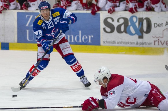 EHC Kloten Stuermer Tommi Santala, links, gegen Lausanne HC Verteidiger John Gobbi im ersten Eishockey Spiel der Platzierungsrunde der National League zwischen dem EHC Kloten und Lausanne HC am Dienst ...