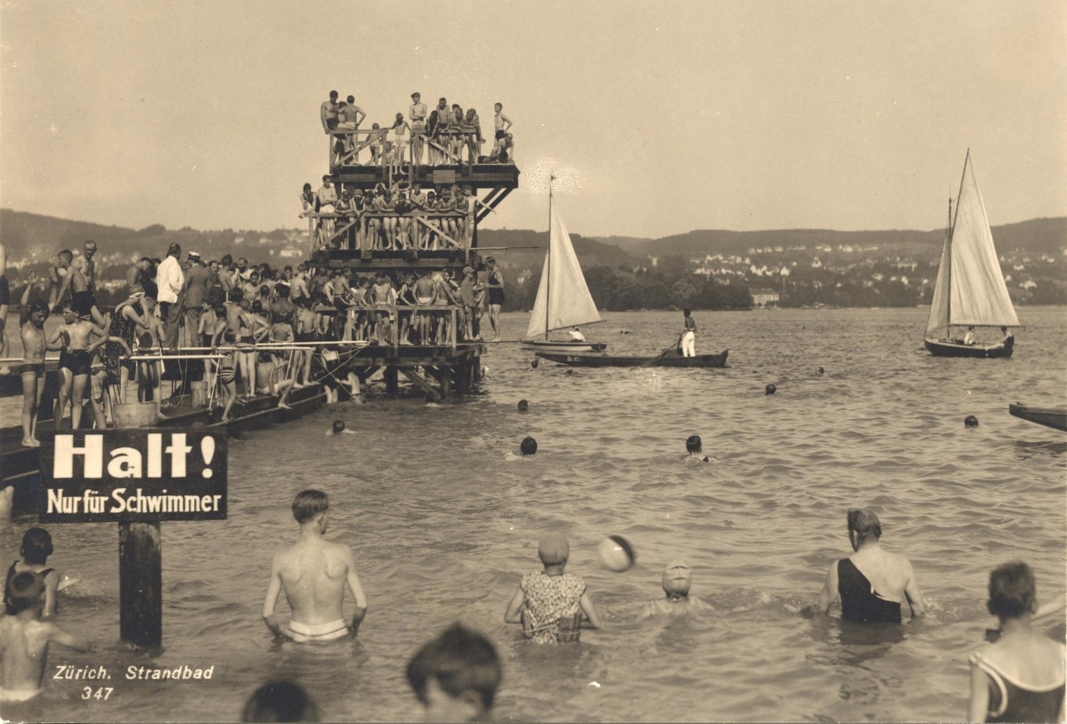 Zürcher Badis waren auch früher gerne überfüllt: Sprungturm in den 1920er-Jahren.
Foto: Baugeschichtliches Archiv der Stadt Zürich / Pleyer