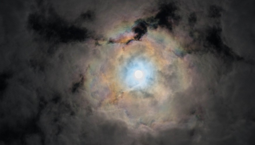Eine Wolkenkonstellation wie ein Gemälde.