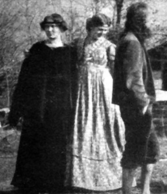 Das einzige Bild von Lotte Hattemer (mitte) auf dem Monte Verità. Links von ihr: Ida Hofman.