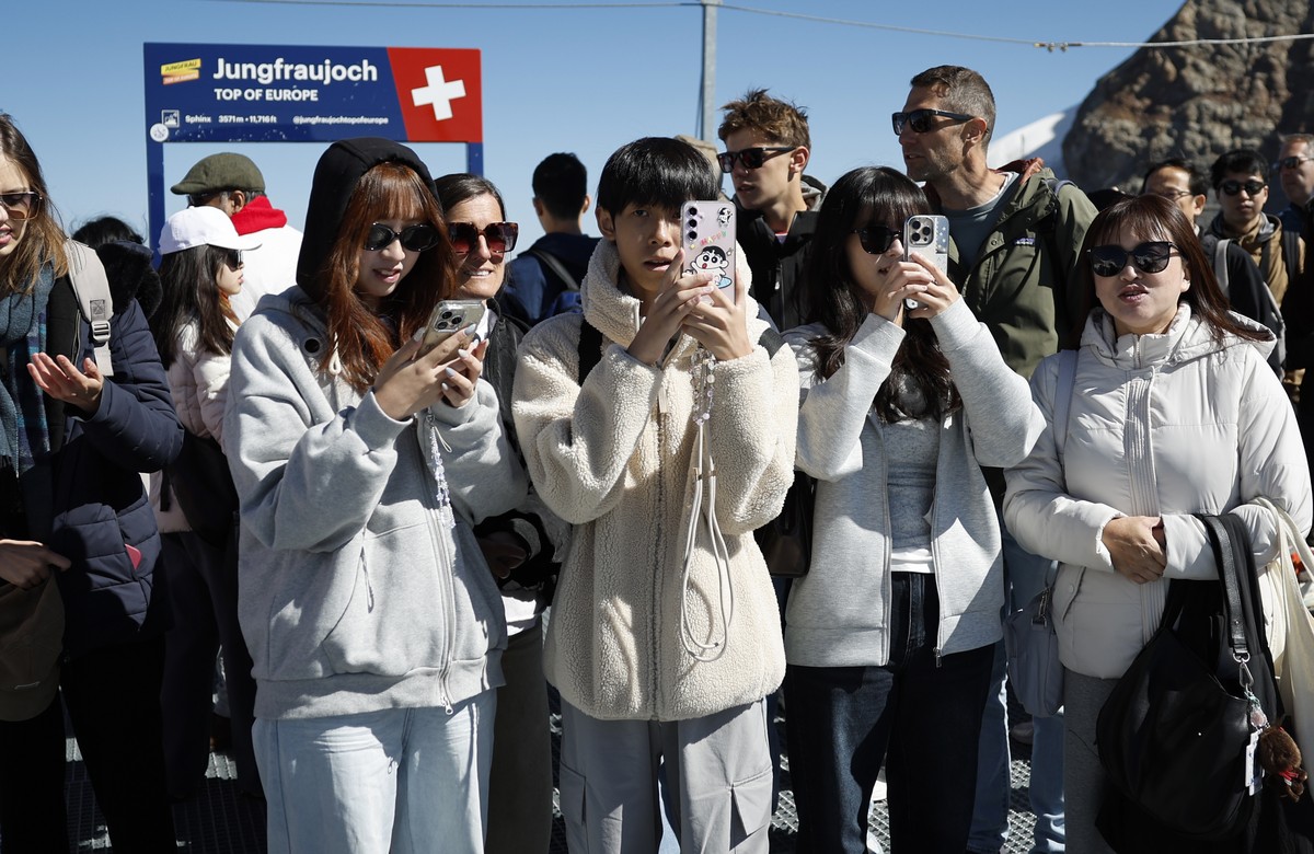 Touristen aus Suedkorea fotografieren auf der Sphinx Aussichtsplattform auf dem Jungfraujoch, am Freitag, 24. Juli 2026. (KEYSTONE/Peter Klaunzer)