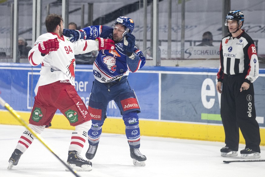 Schlaegerei zwischen Lausannes Tim Bozon, links, und Zuerichs Patrick Geering, rechts, unter Beobachtung von Schiedsrichter Ken Mollard, rechts, im vierten Eishockey Playoff-Viertelfinalspiel der Nati ...