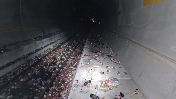 HANDOUT - Die gesamte Wagenladung des entgleisten Wagen liegt weit verstreut auf den Schienen und den Rampen. Aufgrund der Entgleisung eines Gueterzugwagens wurde der Gotthard-Basistunnel fuer den Per ...