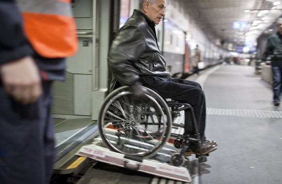 Ein Mann im Rollstuhl verlaesst am 27. November 2009 im Bahnhof von Bern, Schweiz, einen InterCity-Doppelstockzug der Schweizerischen Bundesbahnen SBB. (KEYSTONE/Gaetan Bally)