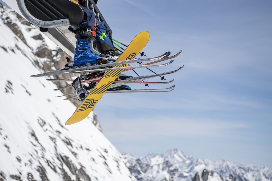 Skifahrer und Snowboarder geniessen den schoenen Fruehlingstag beim Skifahren auf dem Titlis oberhalb von Engelberg am Dienstag, 12. April 2022. (KEYSTONE/Urs Flueeler)