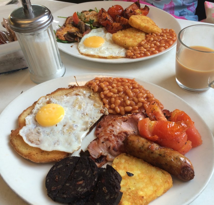 fry up inspector breakfast english breakfast all day breakfast spiegelei bacon speck black puddig blutwurst cafe caff kaffee tee baked beans bohnen http://fryupsgoodornot.blogspot.ch/2016/11/best-brea ...