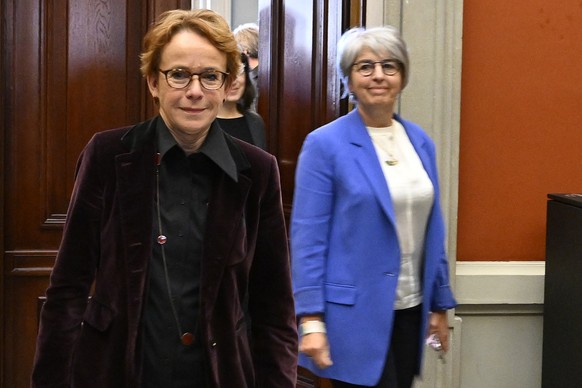 Die Bundesratskandidatinnen Eva Herzog, links, und Elsabeth Baume Schneider, erscheinen nach der Nomination am Samstag, 26. November 2022, in Bern. Die Wahl zur Nachfolge von Bundesraetin Simonetta So ...