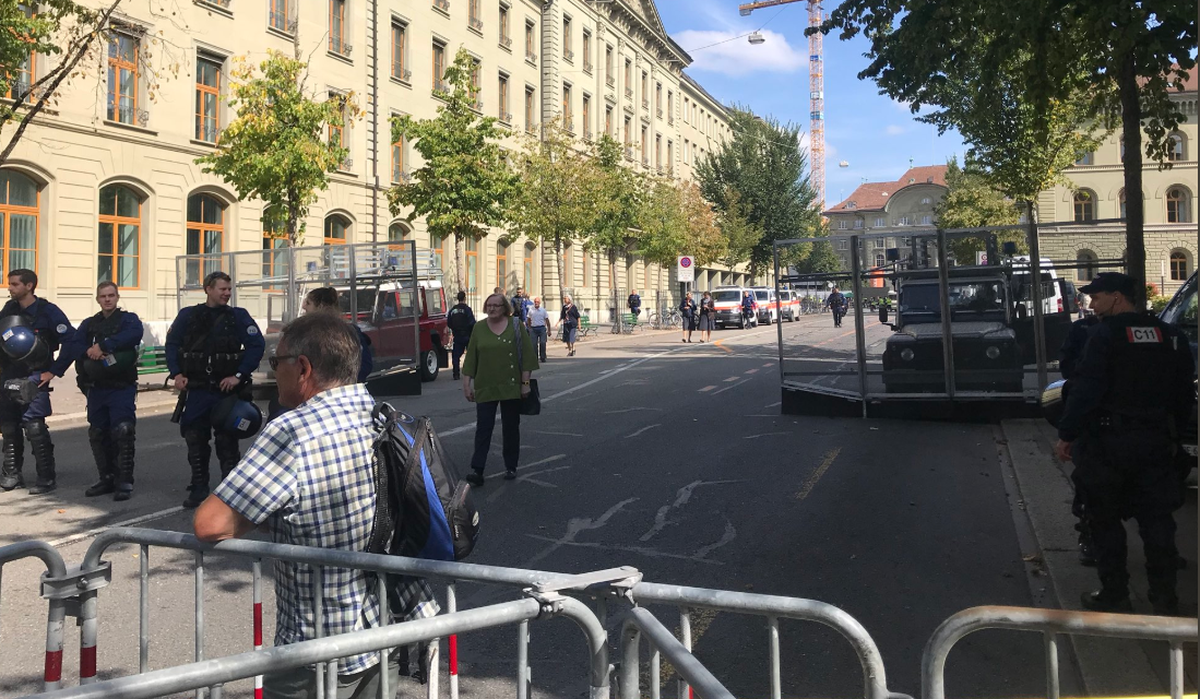 Gitterwagen der Polizei stehen vor dem Bundesplatz bereit.&nbsp;