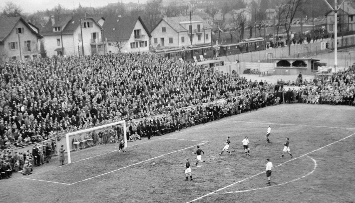 Torszene beim Spiel Schweiz - Oesterreich 1934 im Stade des Charmilles in Genf. (KEYSTONE/PHOTOPRESS-ARCHIV/Str)