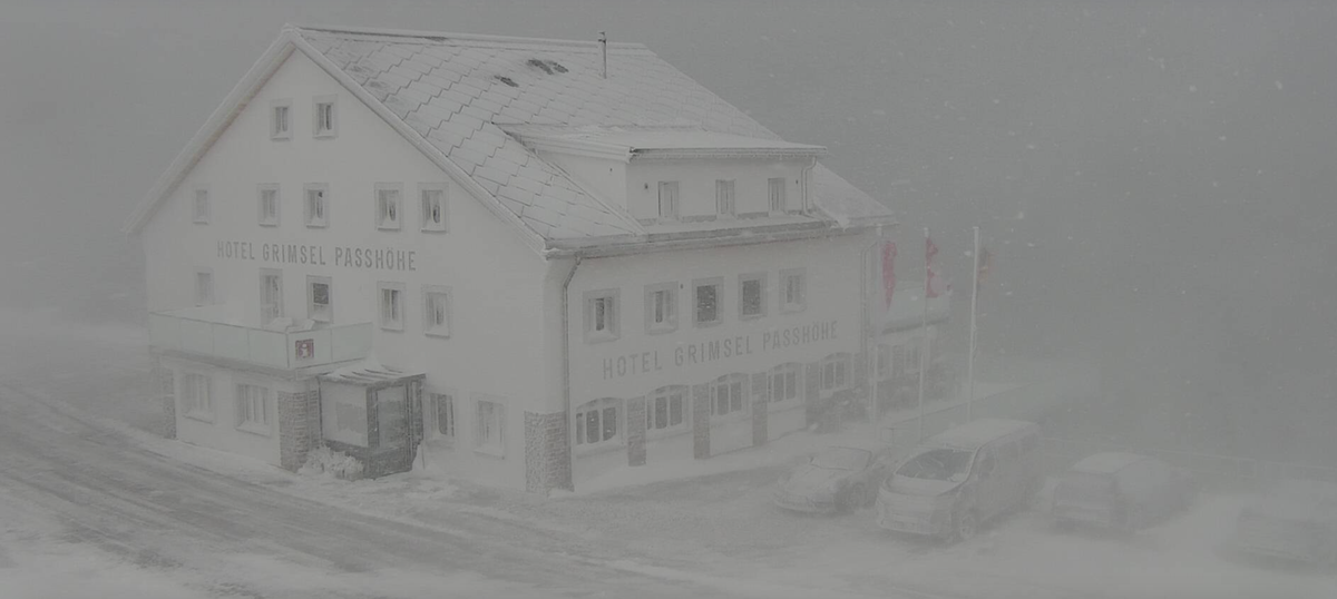 Auf dem Grimselpass schneit es, deshalb ist er aktuell gesperrt. 13.09.2024.
