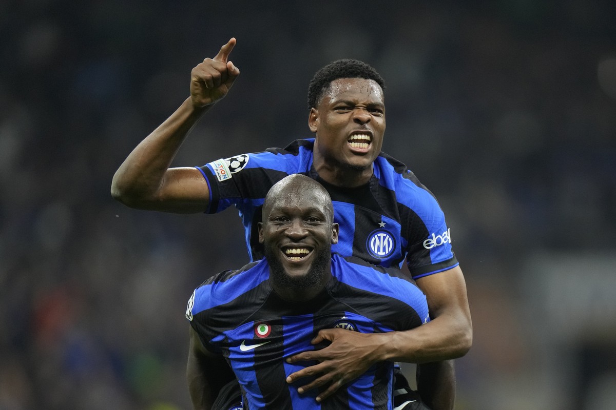Inter Milan's Romelu Lukaku, bottom and Inter Milan's Denzel Dumfries celebrate at the end of the Champions League semifinal second leg soccer match between Inter Milan and AC Milan at the S ...