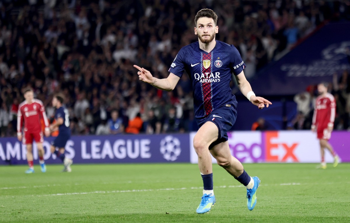 epa12876189 Khvicha Kvaratskhelia of PSG celebrates after scoring his team's second goal during the UEFA Champions League quarter-finals, 1st leg match between Paris Saint-Germain FC and Liverpoo ...