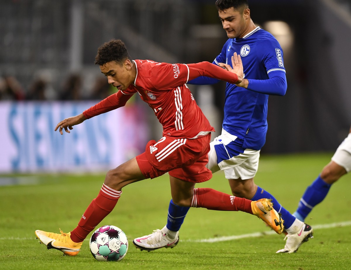 epa08679671 Bayern's Jamal Musiala (L) in action against Schalke's Ozan Kabak (R) during the German Bundesliga soccer match between FC Bayern Munich and FC Schalke 04 in Munich, Germany, 18  ...