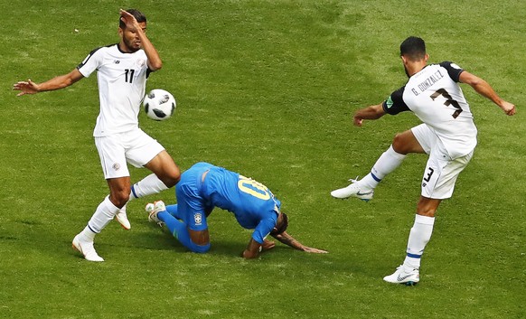 epa06830129 Neymar (C) of Brazil in action against Costa Rican players Johan Venegas (L) and Giancarlo Gonzalez (R) during the FIFA World Cup 2018 group E preliminary round soccer match between Brazil ...