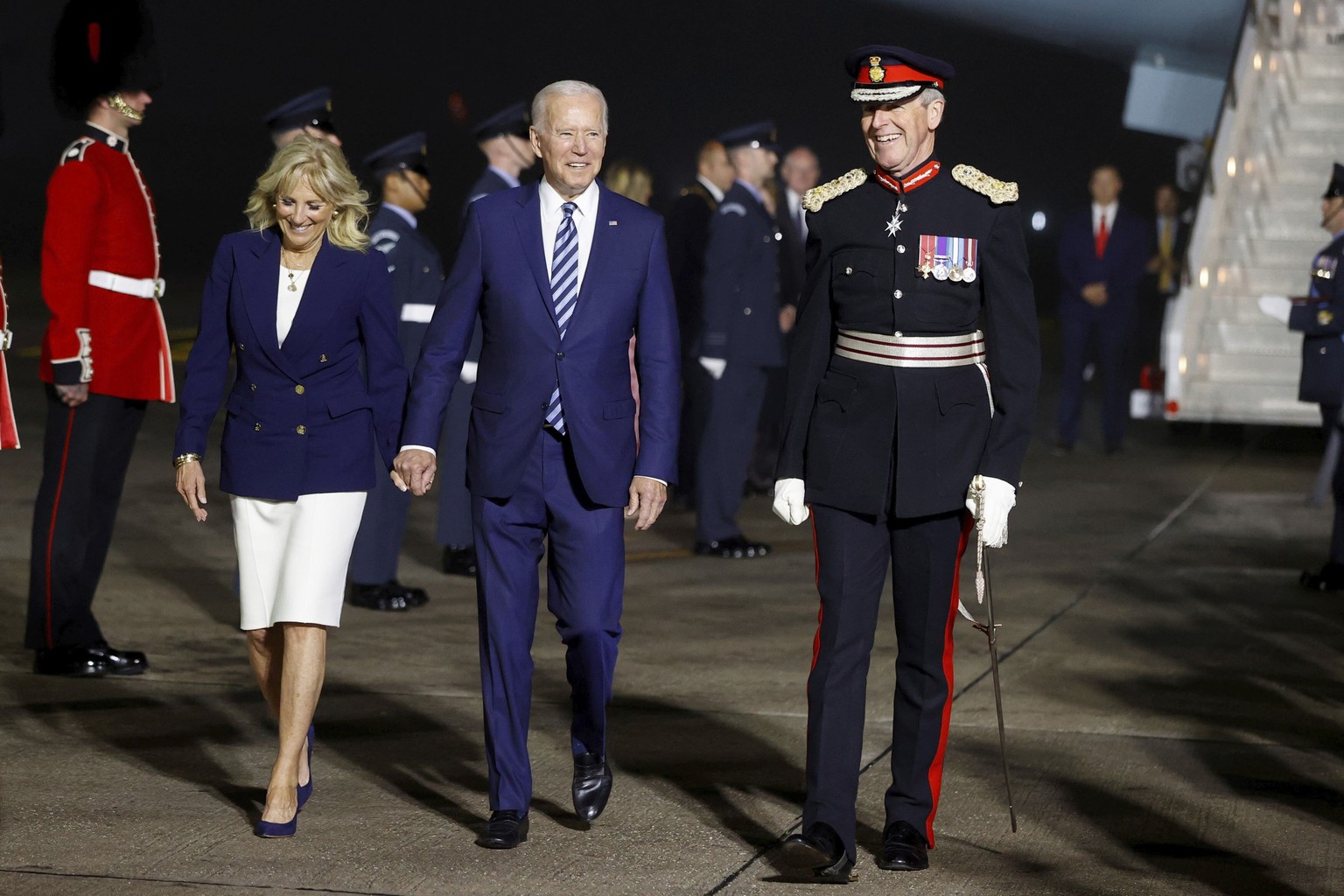 Jill und Joe Biden bei ihrer Ankunft in Cornwall am Mittwochabend.