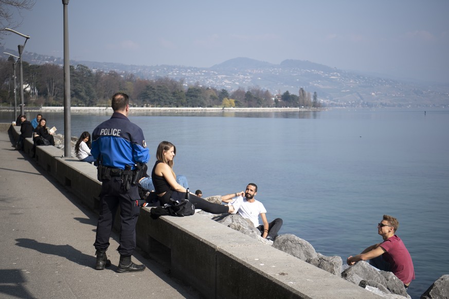 Lausanne&#039;s Police officers patrol to prevent the gathering of more than 5 people on the shore of the Lake Geneva in Ouchy during the state of emergency of the coronavirus disease (COVID-19) outbr ...