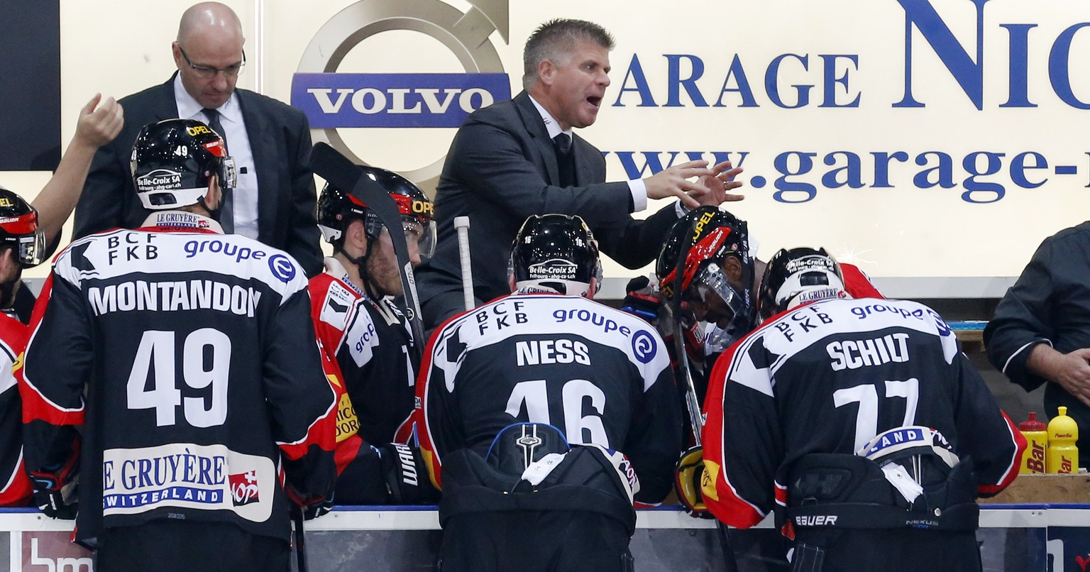 Gottérons Interimstrainer Rene Matte (r.) und Assistent Dany Gelinas versuchen die Spieler gegen den SCB aufzuwecken.