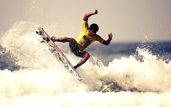 Ein Surfer übt für die «World Surf League» (WSL) am Casablanca Beach.&nbsp;<br data-editable="remove">