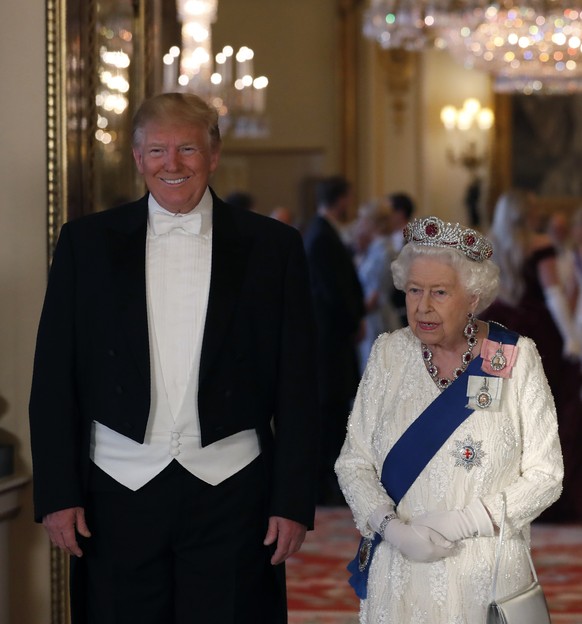Britain&#039;s Queen Elizabeth II, right, poses for a photo with US President Donald Trump, ahead of the State Banquet at Buckingham Palace in London, Monday, June 3, 2019. Trump is on a three-day sta ...