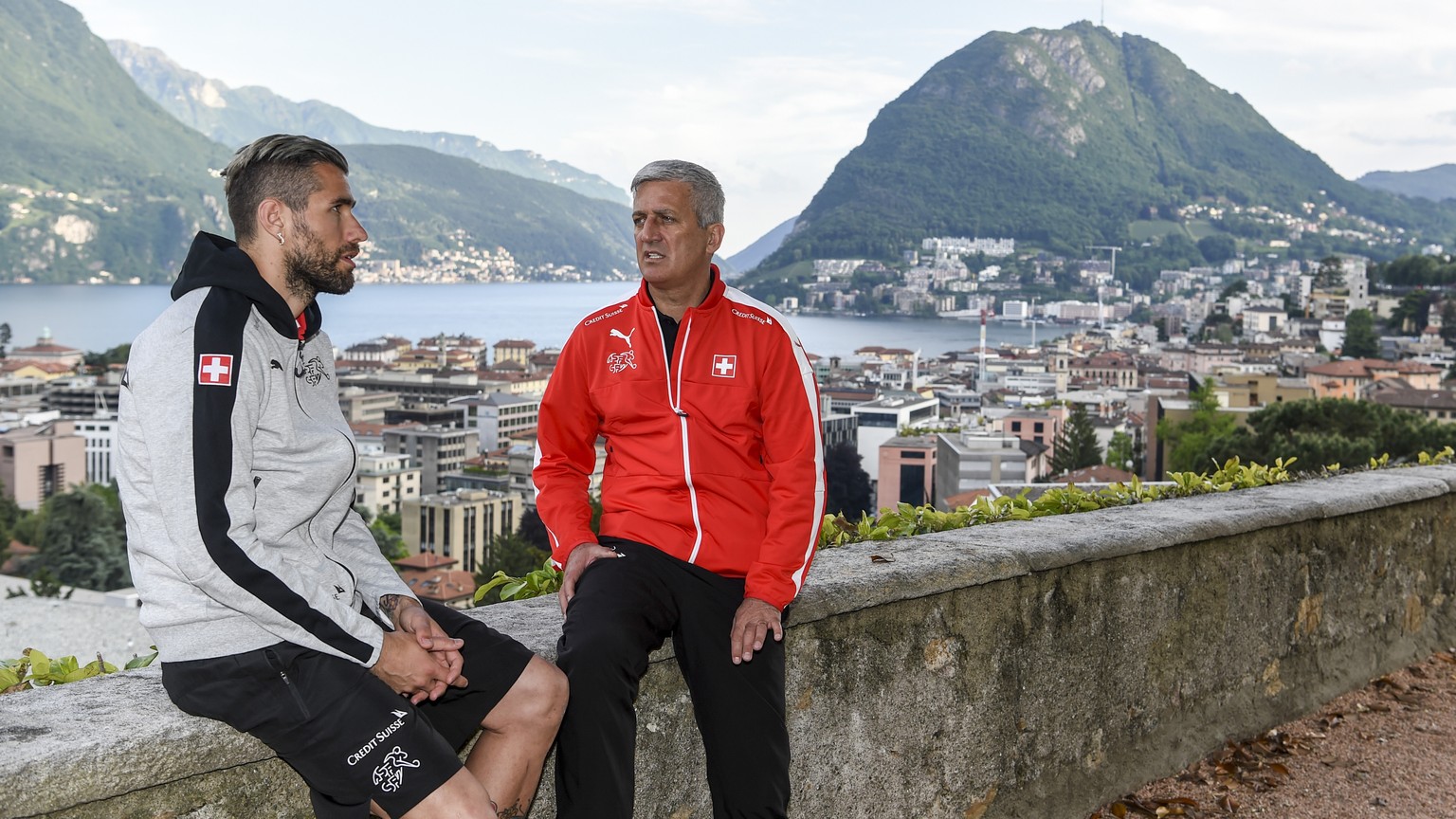 Fremdenführer? Vladimir Petkovic in Lugano mit Valon Behrami, der im Tessin aufgewachsen ist.