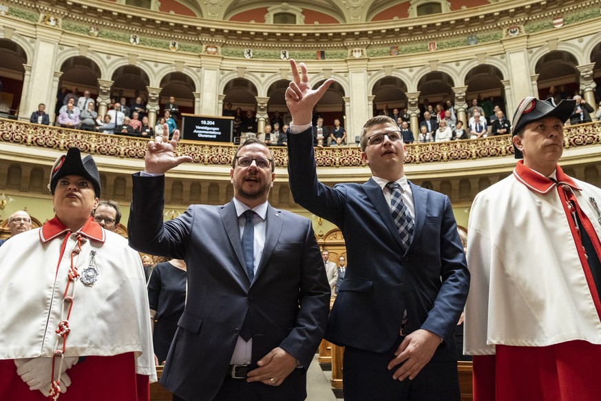 Die nachgerutschten Nationalraete Mike Egger, SVP-SG, rechts, und Matthias Bregy, CVP-VS, leisten den Amtseid am ersten Tag der Fruehlingssession der Eidgenoessischen Raete, am Montag, 4. Maerz 2019 i ...