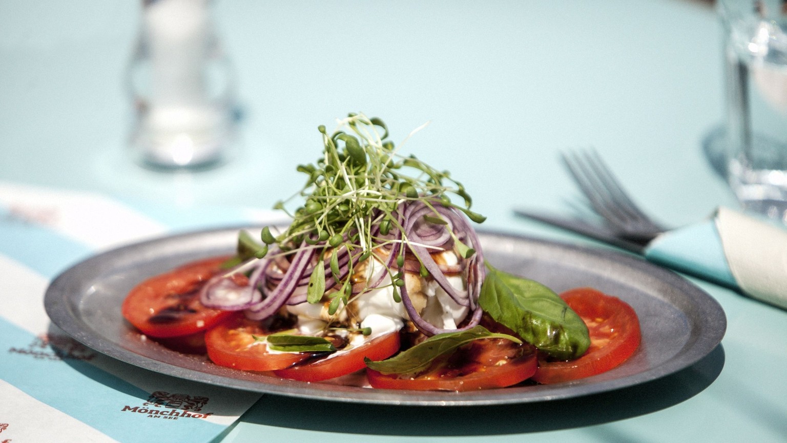 One of the starters: «Tomatoä and buffalo mozzarella with Böleringli».