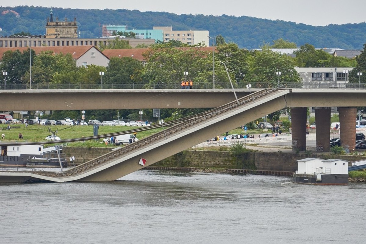 Le pont Carola à Dresde après son effondrement.
