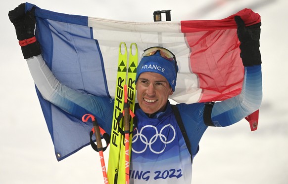 epaselect epa09752423 Quentin Fillon Maillet of France celebrates winning the Men&#039;s Biathlon 12.5km Pursuit race at the Zhangjiakou National Biathlon Centre at the Beijing 2022 Olympic Games, Zha ...