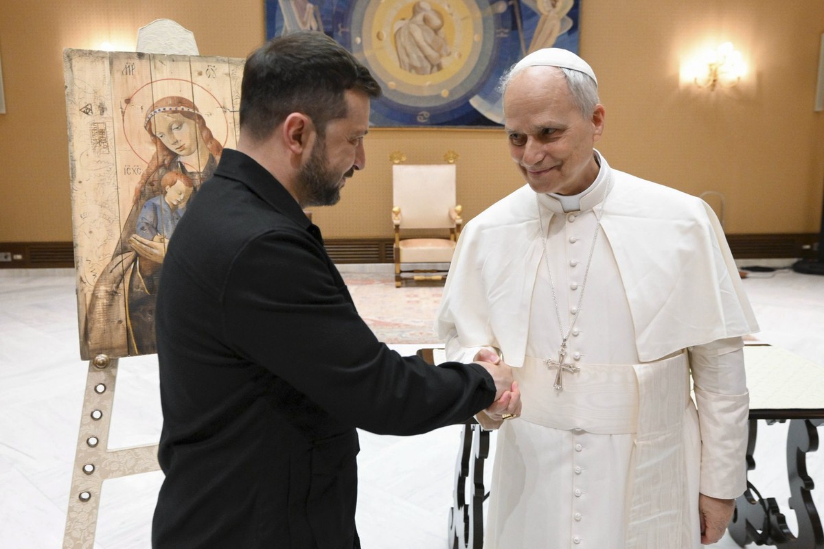 epa12113626 A handout photo made available by the Presidential Press Service shows Pope Leo XIV (R) shaking hands and talking to Ukraine's President Volodymyr Zelensky (L) after a Holy Mass for t ...