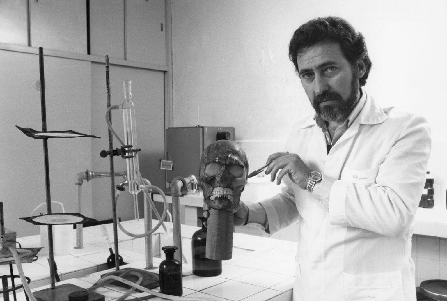 Daniel Romero Muñoz bei der Untersuchung von Mengeles Schädel, 1986.