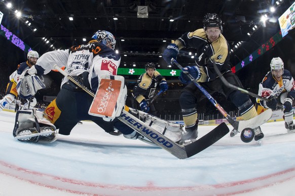 Der Zuercher Patrick Geering, rechts, trifft zum 4-1 gegen Zugs Torhueter Tobias Stephan, waehrend dem Eishockey-Meisterschaftsspiel der National League zwischen den ZSC Lions und dem EV Zug, am Samst ...