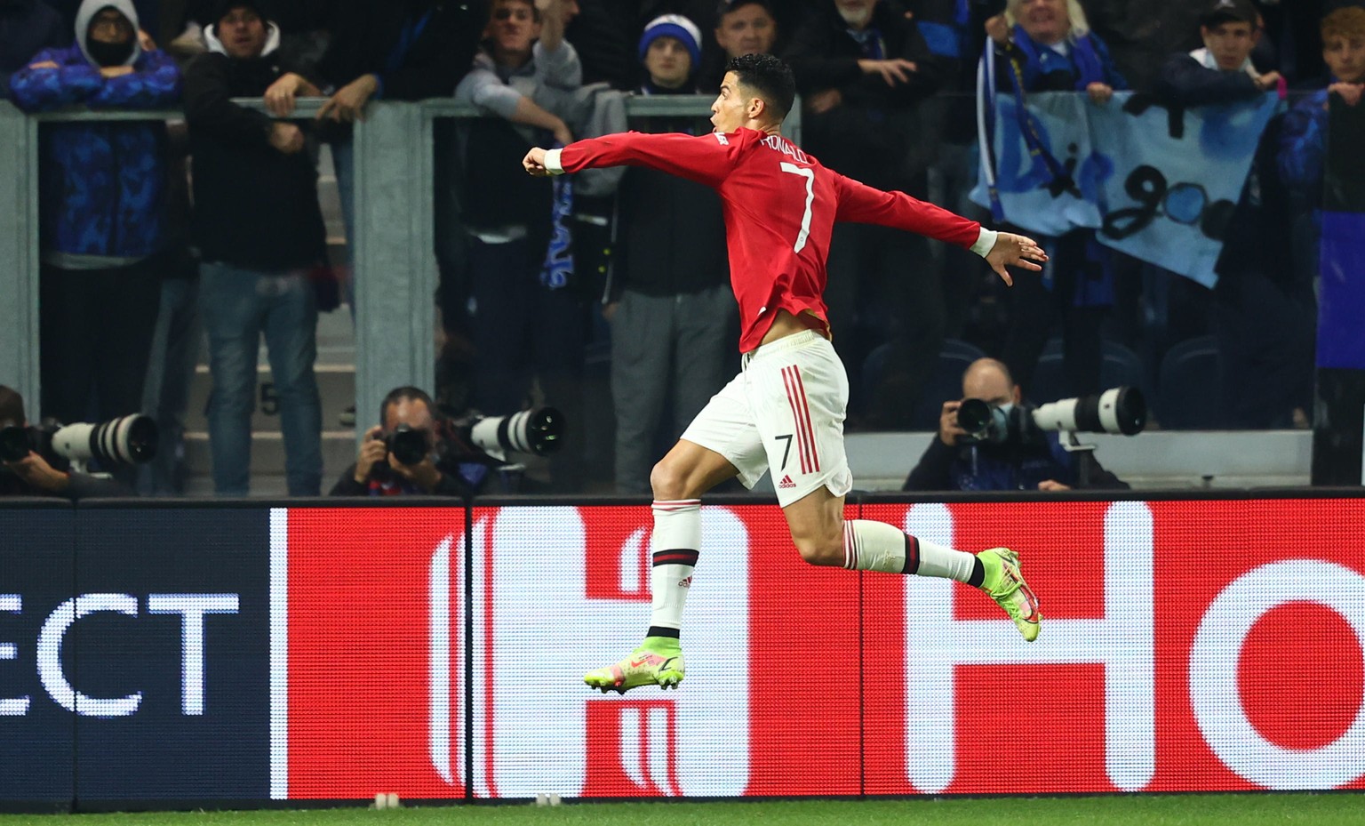 epa09560352 Manchester United&#039;s Cristiano Ronaldo celebrates after scoring the 1-1 equalizer during the UEFA Champions League group F soccer match between Atalanta BC and Manchester United at the ...
