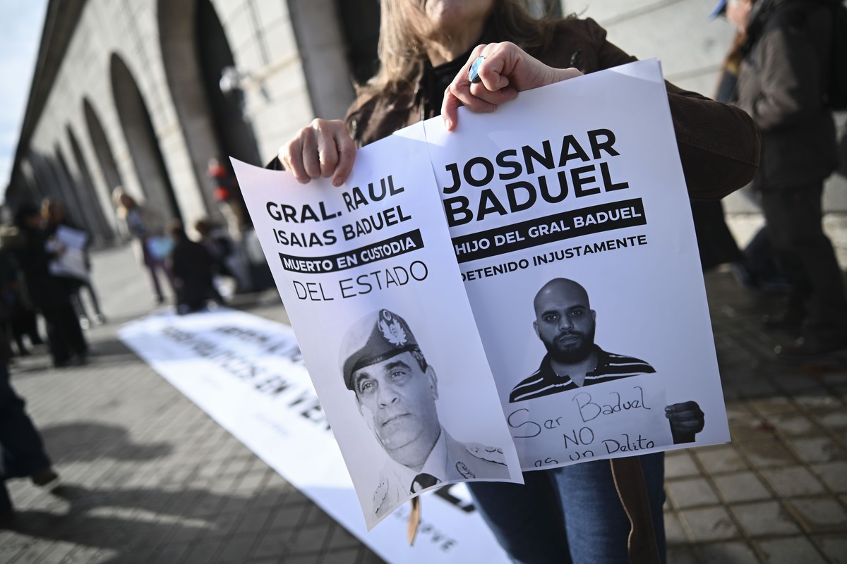 epa12606947 Protesters hold pictures of prisoners during a demonstration in Madrid, Spain, 21 December 2025. The protest, organized by Command with Venezuela Spain, demands the freedom of all politica ...