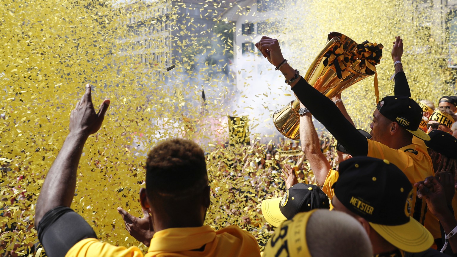 Berns Spieler feiern mit dem Pokal, bei der Meisterfeier der Berner Young Boys, am Sonntag, 20. Mai 2018 auf dem Bundesplatz in Bern. (KEYSTONE/Peter Klaunzer)