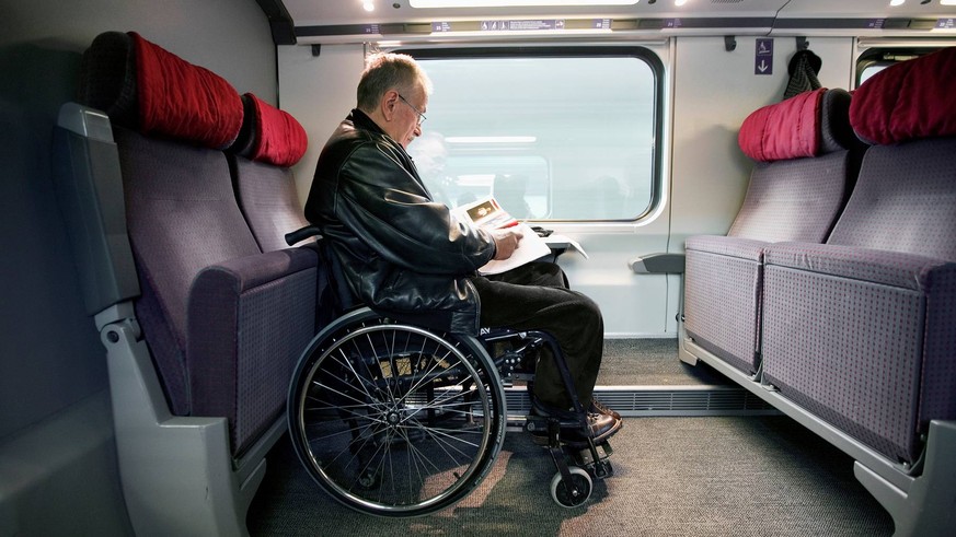 Reservationen sind auch für gehbehinderte Passagiere nur im oberen Stock möglich – im unteren Stock sind die Plätze in den speziellen Abteilen für sie vorgesehen, aber nicht reservierbar.