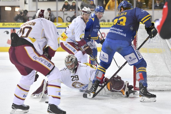 Samuel Walser von Davos, rechts, scheitert an Goalie Robert Mayer von Servette, beim Eishockey-Qualifikationsspiel der National League A zwischen dem HC Davos und dem Geneve-Servette HC am Sonntag, 3. ...