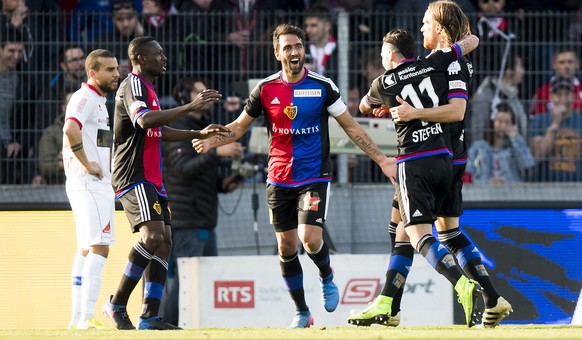 Joie des joueurs balois apres le premier but marque par le joueur balois Michael Lang, droite, lors de la rencontre de football de Super League entre le FC Sion et le FC Basel ce dimanche 12 mars 2017 ...