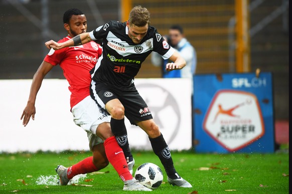 Thun&#039;s player Chris Kablan, fight for the ball with Lugano&#039;s player Mattia Bottani, right, during the Super League soccer match between FC Lugano and FC Thun, at the Cornaredo stadium in Lug ...