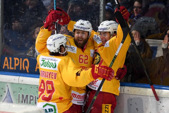 Tigers Alexei Dostoinov, Mitte, feiert das 2-2 Goal mit Evgeni Chiriaev, links, und Raphael Kuonen, rechts, im Spiel um den Puck im Eishockey Meisterschaftsspiel der National League A zwischen dem HC  ...