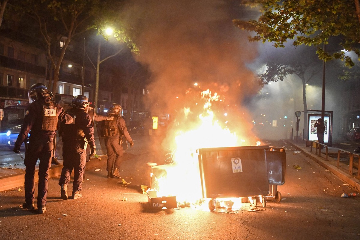 PSG Champions League Victory Riots - Paris PSG supporters celebrate after the team s victory in the Champions League final in Paris, France on May 6, 2026, as violent clashes erupt following the match ...